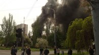 В Мариуполе под Горисполкомом подожгли БРДМ с боекомплектом. Слышны взрывы