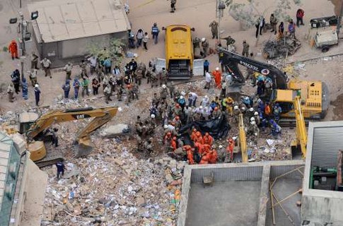 В результате обрушения зданий в центре Рио-де-Жанейро погибли шесть человек