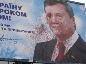 В Александрии краской забросали билборды Януковича