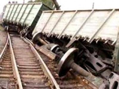 Над устранением аварии грузового поезда в Сумской области работают более 400 человек