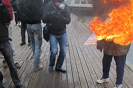 В Севастополе сожгли флаг США