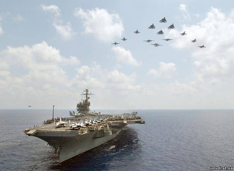 К Сирии и Ирану стягивают военные корабли и авиацию