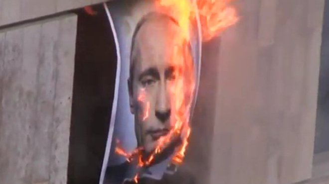 На MTV Video Music Awards 2012 сожгли портрет Путина