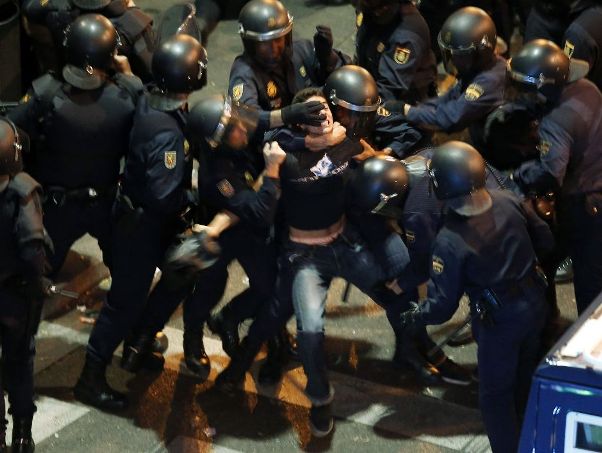 Испанцы обвиняют полицию в жестокости против протестующих