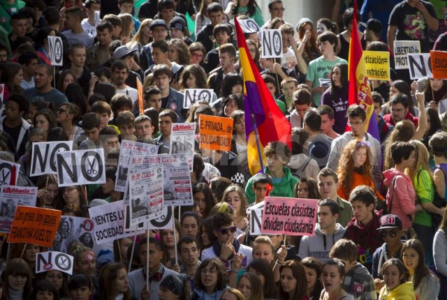 В Испании к протестующим детям присоединились родители