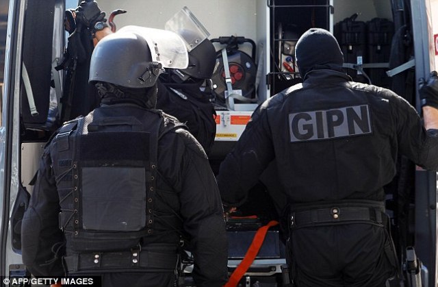 Полиция во Франции нашла взрывчатку при обыске радикальных исламистов