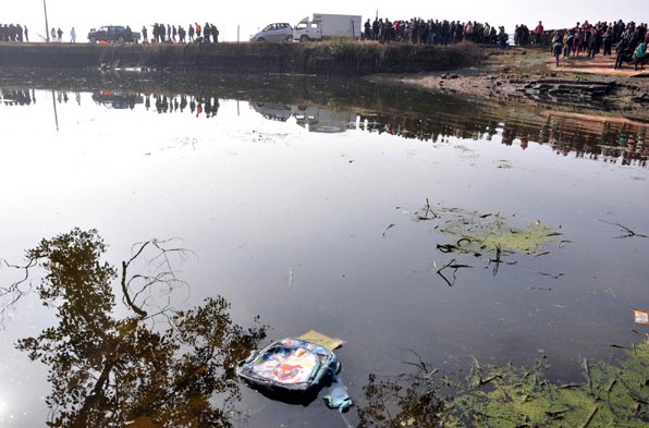 Китай: 11 детей утонули в автобусе при ДТП