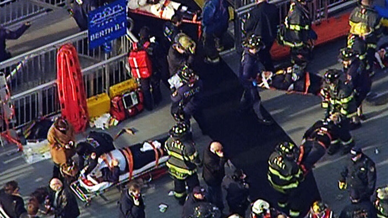 В Нью-Йорке пассажирский паром врезался в пирс. Более 85 пострадавших