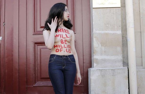 Власти Туниса помиловали участниц FEMEN 