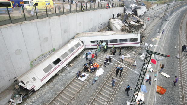Крушение поезда в Испании фото, видео