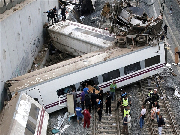 Крушение поезда в Испании фото, видео