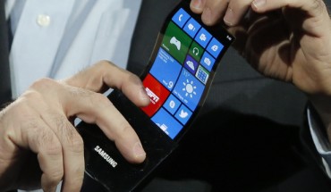 Samsung представит смартфон с гнущимся экраном в октябре