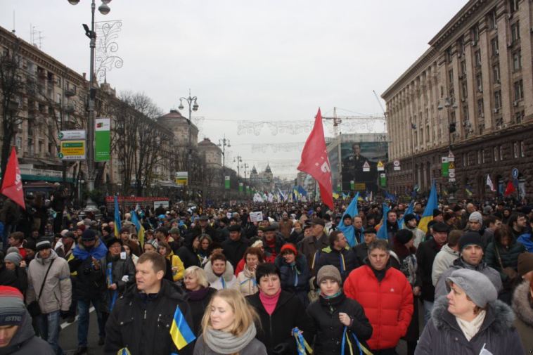 Революция в Киеве. Народ штурмует администрацию президента