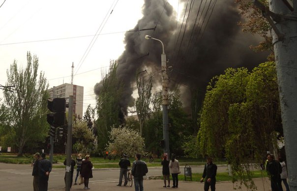 В Мариуполе под Горисполкомом подожгли БРДМ с боекомплектом. Слышны взрывы