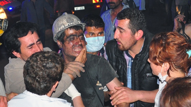 В результате взрыва на шахте в Турции погибло 282 человека