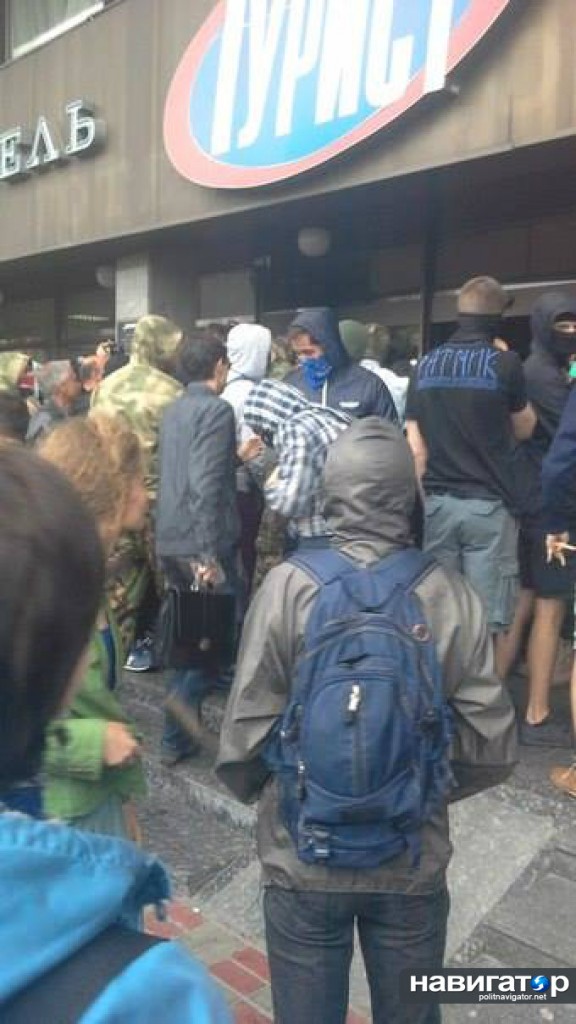 В Киеве майданщики разгромили гостиницу "Турист"